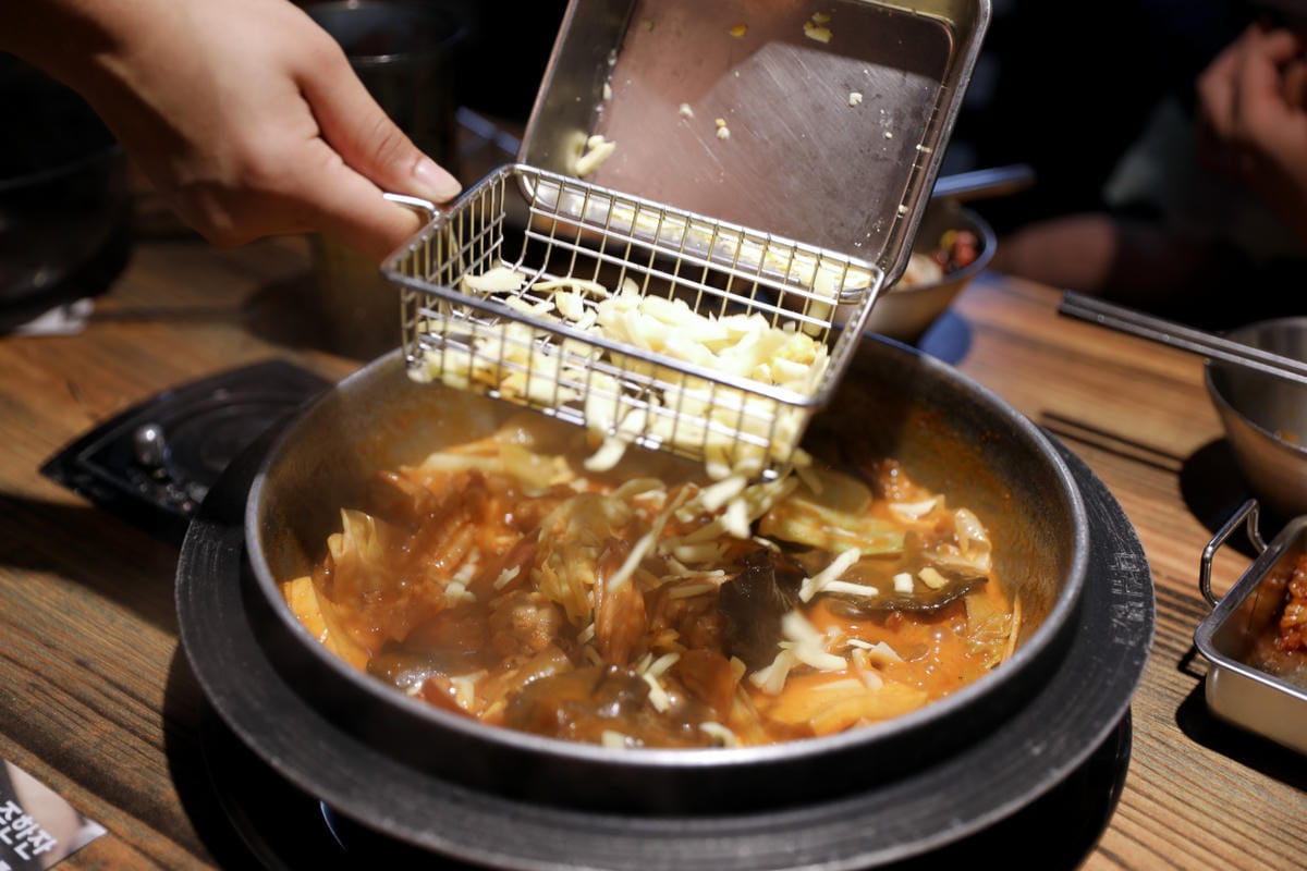 西門町韓式料理火鍋兩吃 500元有找,高CP值吃到飽推薦! 甩鍋雞볶찜韓式炒雞吃到飽(西門店) - 第25張圖 西門町韓式料理火鍋兩吃 500元有找,高CP值吃到飽推薦! 甩鍋雞볶찜韓式炒雞吃到飽(西門店)