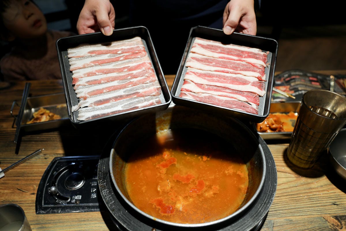西門町韓式料理火鍋兩吃 500元有找,高CP值吃到飽推薦! 甩鍋雞볶찜韓式炒雞吃到飽(西門店) - 第2張圖 西門町韓式料理火鍋兩吃 500元有找,高CP值吃到飽推薦! 甩鍋雞볶찜韓式炒雞吃到飽(西門店)