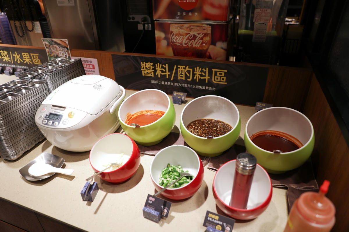 台北信義區韓式料理吃到飽推薦! 阿豬媽아줌마韓式烤肉吃到飽(信義Att店) 道地韓式烤五花包生菜超美味~