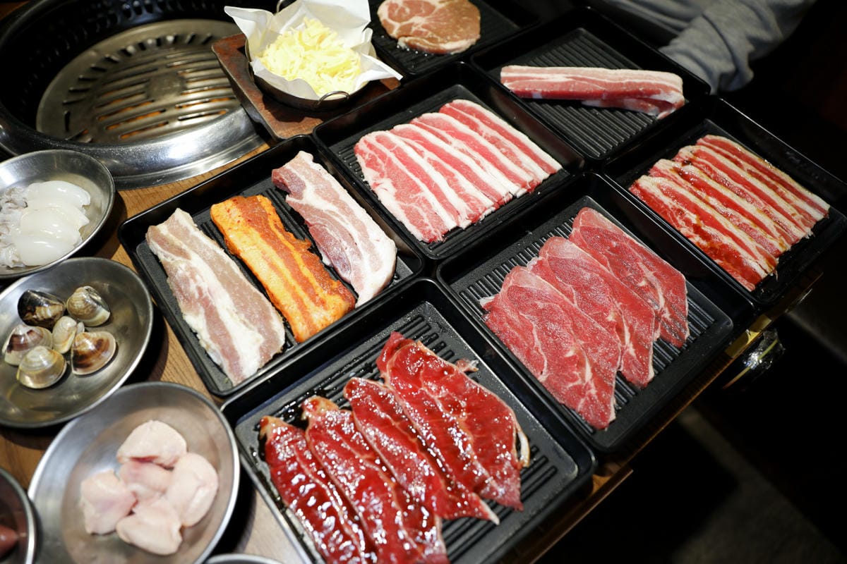 台北信義區韓式料理吃到飽推薦! 阿豬媽아줌마韓式烤肉吃到飽(信義Att店) 道地韓式烤五花包生菜超美味~
