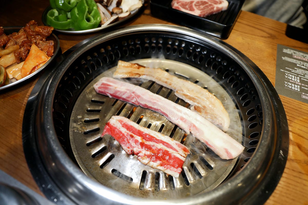 台北信義區韓式料理吃到飽推薦! 阿豬媽아줌마韓式烤肉吃到飽(信義Att店) 道地韓式烤五花包生菜超美味~