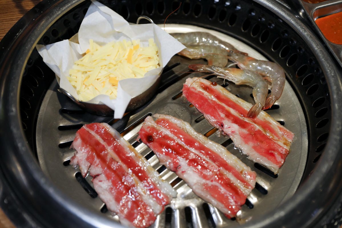 台北信義區韓式料理吃到飽推薦! 阿豬媽아줌마韓式烤肉吃到飽(信義Att店) 道地韓式烤五花包生菜超美味~
