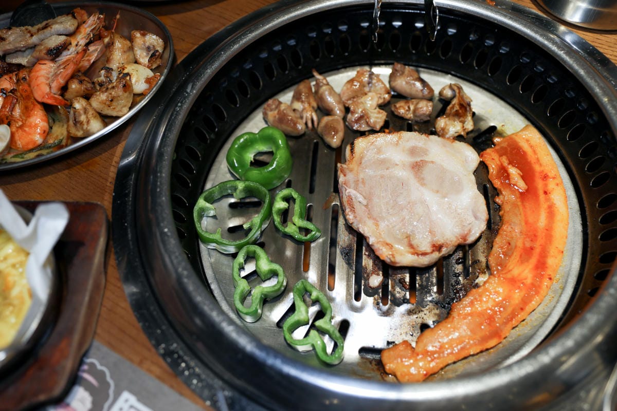 台北信義區韓式料理吃到飽推薦! 阿豬媽아줌마韓式烤肉吃到飽(信義Att店) 道地韓式烤五花包生菜超美味~