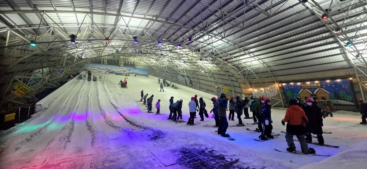 新竹小叮噹科學主題樂園 一票玩到底,全台最大室內滑雪場,一年四季都能玩雪! - 第2張圖 新竹小叮噹科學主題樂園 一票玩到底,全台最大室內滑雪場,一年四季都能玩雪!