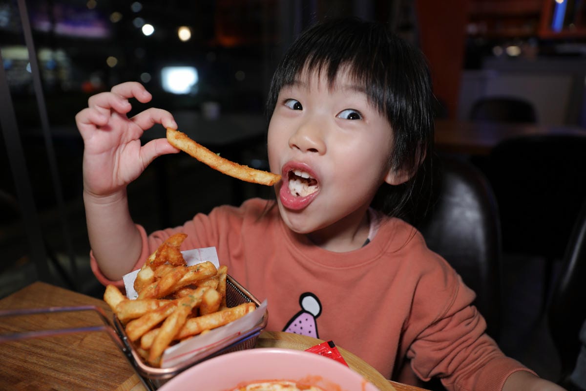 Eatenjoy意享美式廚房(林口店) 林口親子寵物友善餐廳推薦! 義大利麵.漢堡.千層蛋糕都很厲害~