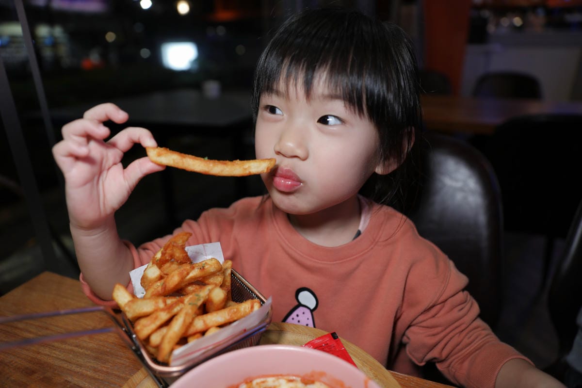 Eatenjoy意享美式廚房(林口店) 林口親子寵物友善餐廳推薦! 義大利麵.漢堡.千層蛋糕都很厲害~