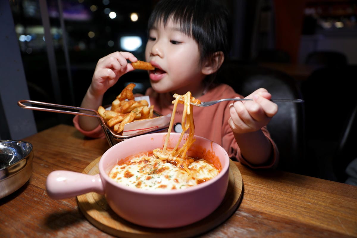 Eatenjoy意享美式廚房(林口店) 林口親子寵物友善餐廳推薦! 義大利麵.漢堡.千層蛋糕都很厲害~