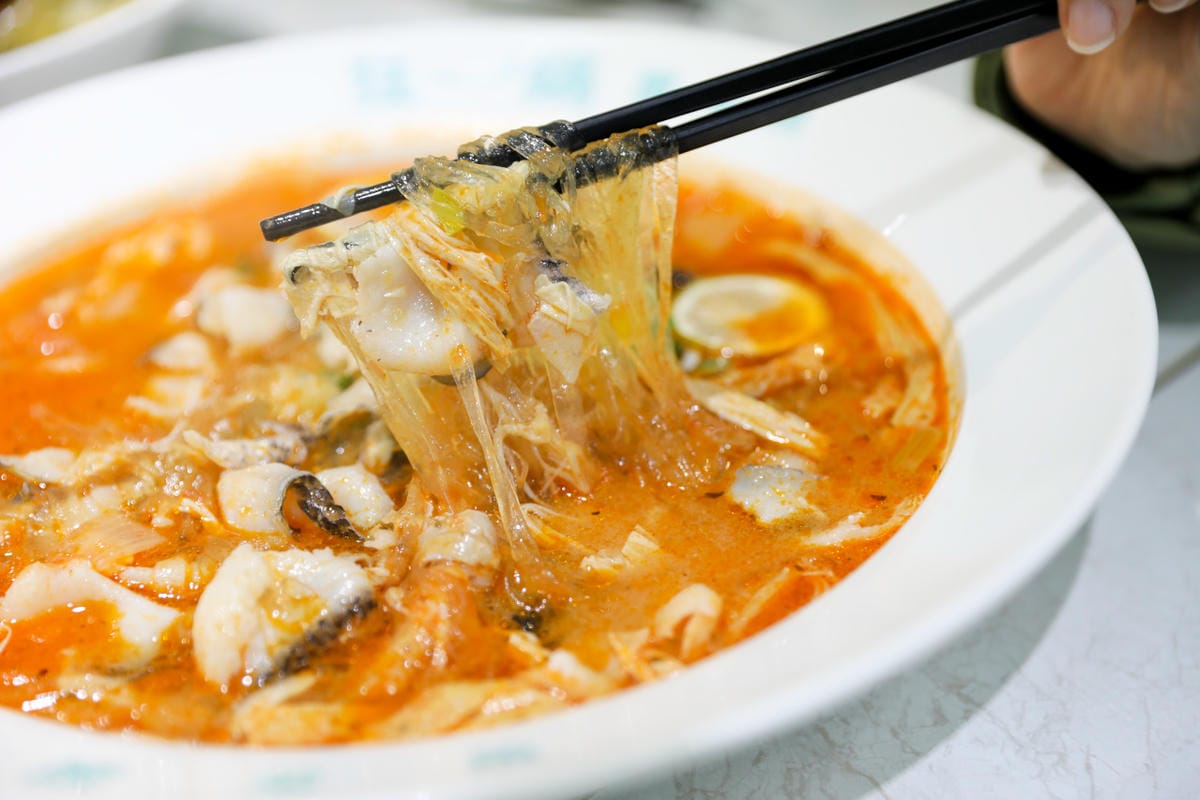 台南新光三越中山店狂一鍋酸菜魚 爆紅的『年輕時尚酸菜魚』。品狂一鍋美學一生
