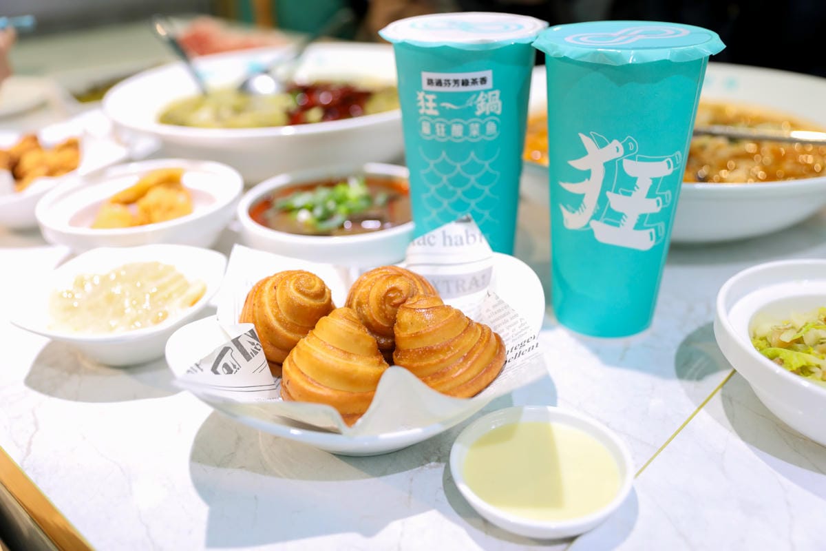 台南新光三越中山店狂一鍋酸菜魚 爆紅的『年輕時尚酸菜魚』。品狂一鍋美學一生