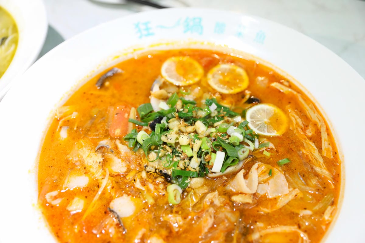 台南新光三越中山店狂一鍋酸菜魚 爆紅的『年輕時尚酸菜魚』。品狂一鍋美學一生