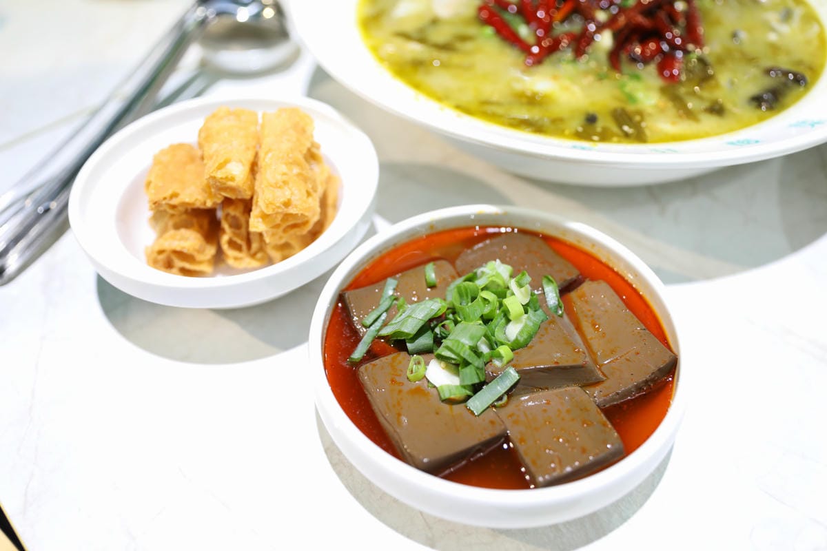 台南新光三越中山店狂一鍋酸菜魚 爆紅的『年輕時尚酸菜魚』。品狂一鍋美學一生