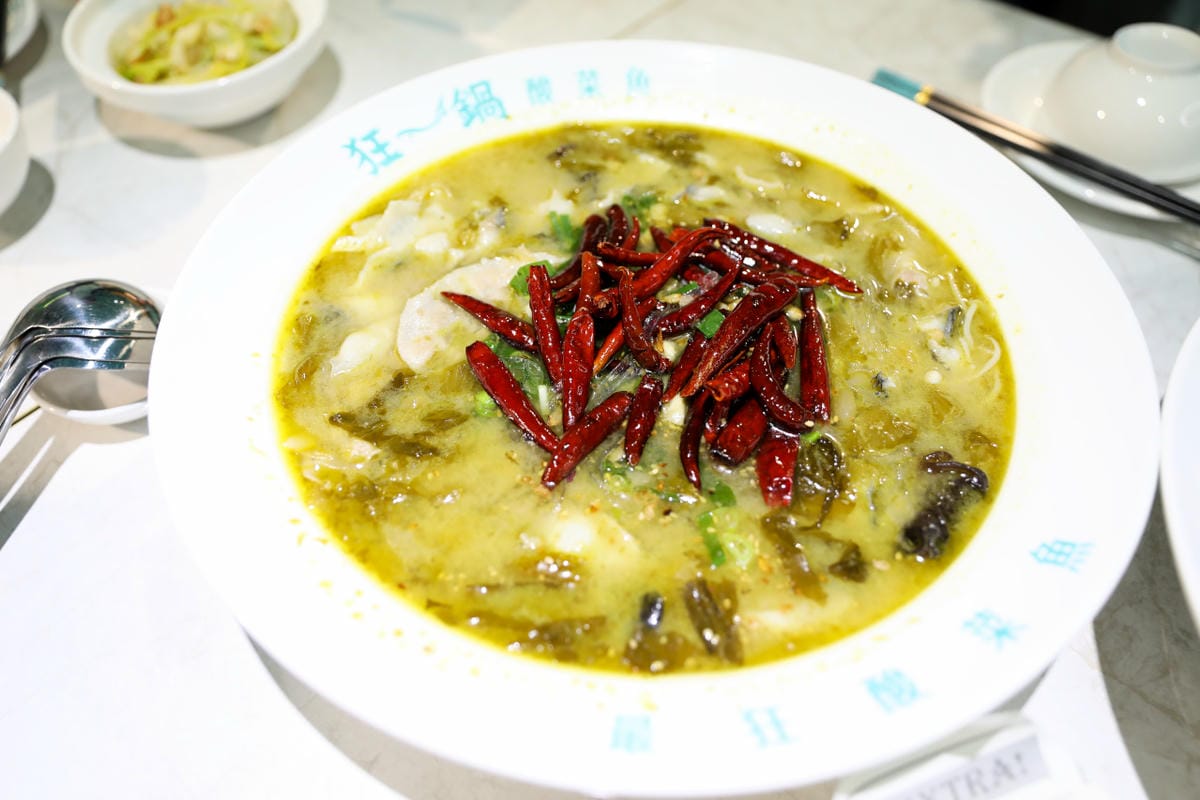 台南新光三越中山店狂一鍋酸菜魚 爆紅的『年輕時尚酸菜魚』。品狂一鍋美學一生