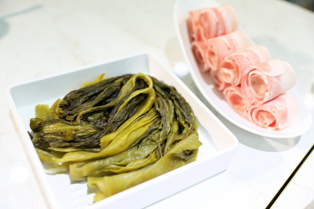 台南新光三越中山店狂一鍋酸菜魚 爆紅的『年輕時尚酸菜魚』。品狂一鍋美學一生
