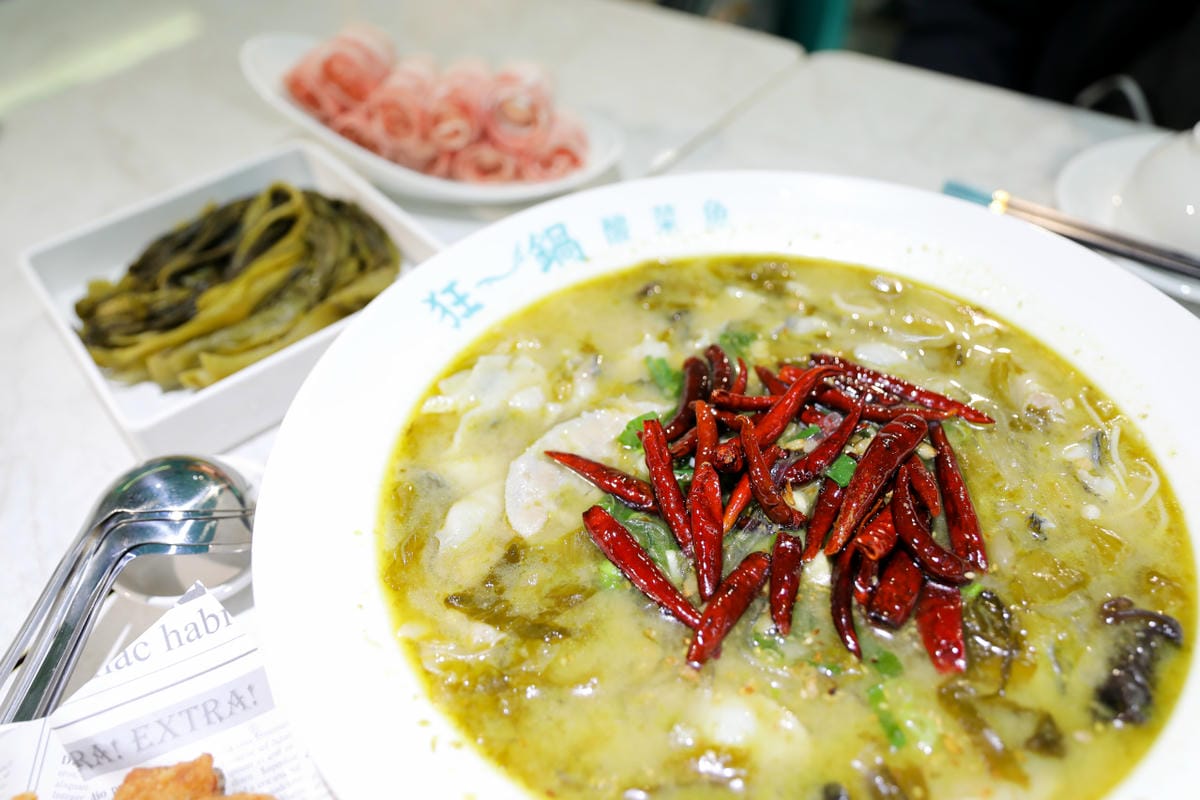 台南新光三越中山店狂一鍋酸菜魚 爆紅的『年輕時尚酸菜魚』。品狂一鍋美學一生