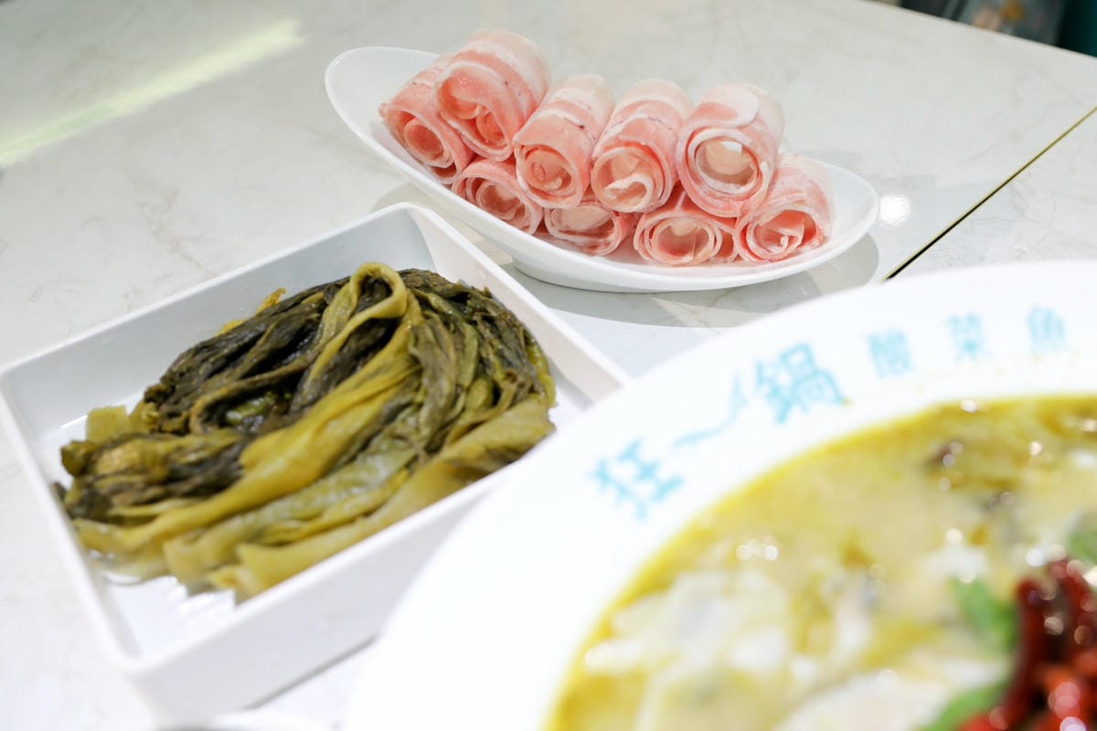台南新光三越中山店狂一鍋酸菜魚 爆紅的『年輕時尚酸菜魚』。品狂一鍋美學一生