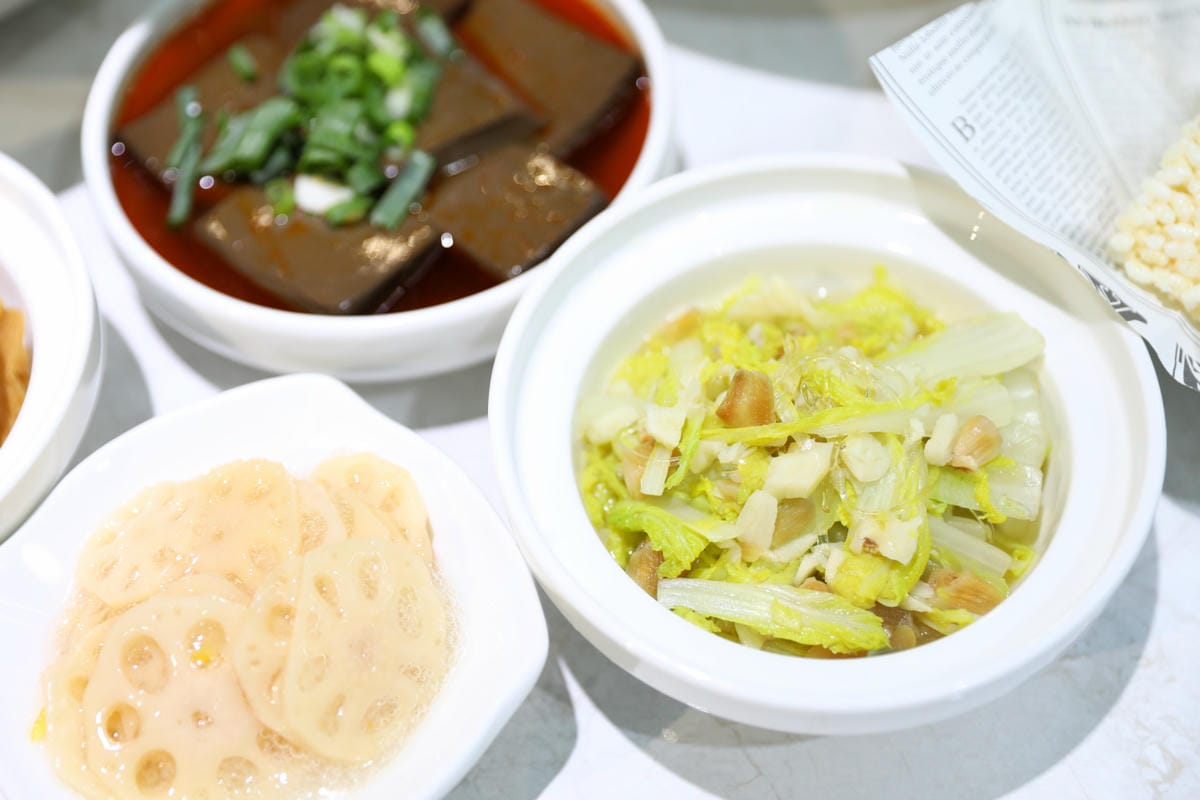 台南新光三越中山店狂一鍋酸菜魚 爆紅的『年輕時尚酸菜魚』。品狂一鍋美學一生