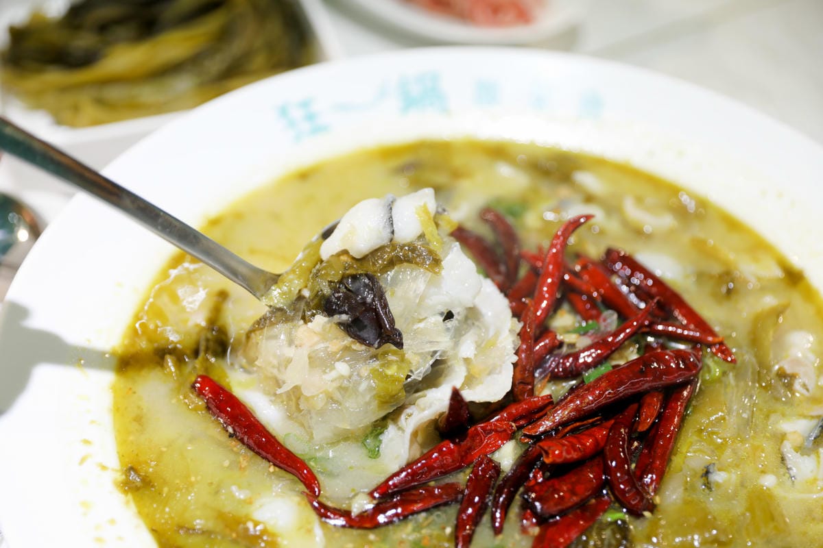 台南新光三越中山店狂一鍋酸菜魚 爆紅的『年輕時尚酸菜魚』。品狂一鍋美學一生