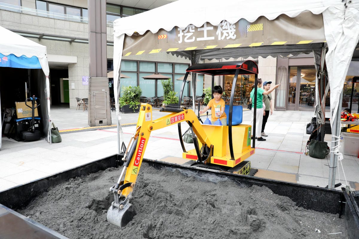 台北期間限定戶外氣墊遊樂場+挖土機操作 小小建築師體驗樂園-統一時代台北場