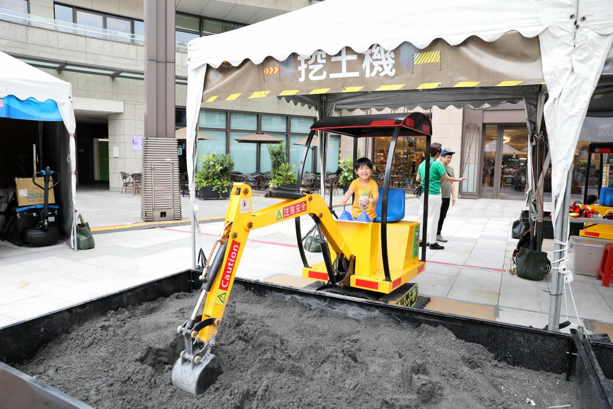 台北期間限定戶外氣墊遊樂場+挖土機操作 小小建築師體驗樂園-統一時代台北場