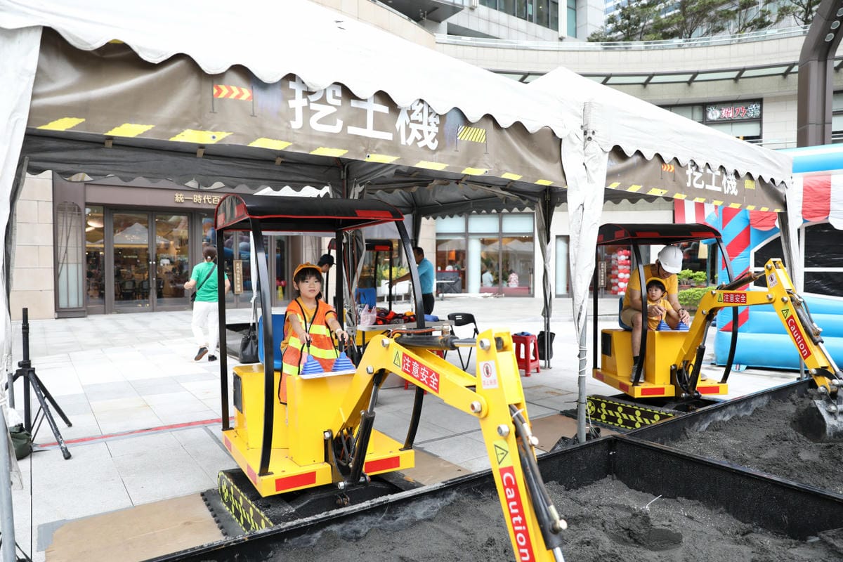 台北期間限定戶外氣墊遊樂場+挖土機操作 小小建築師體驗樂園-統一時代台北場