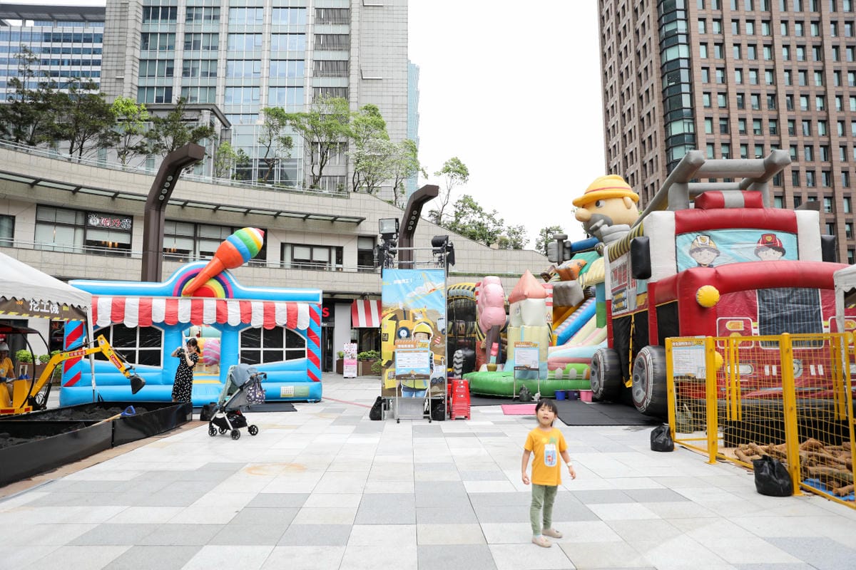 台北期間限定戶外氣墊遊樂場+挖土機操作 小小建築師體驗樂園-統一時代台北場