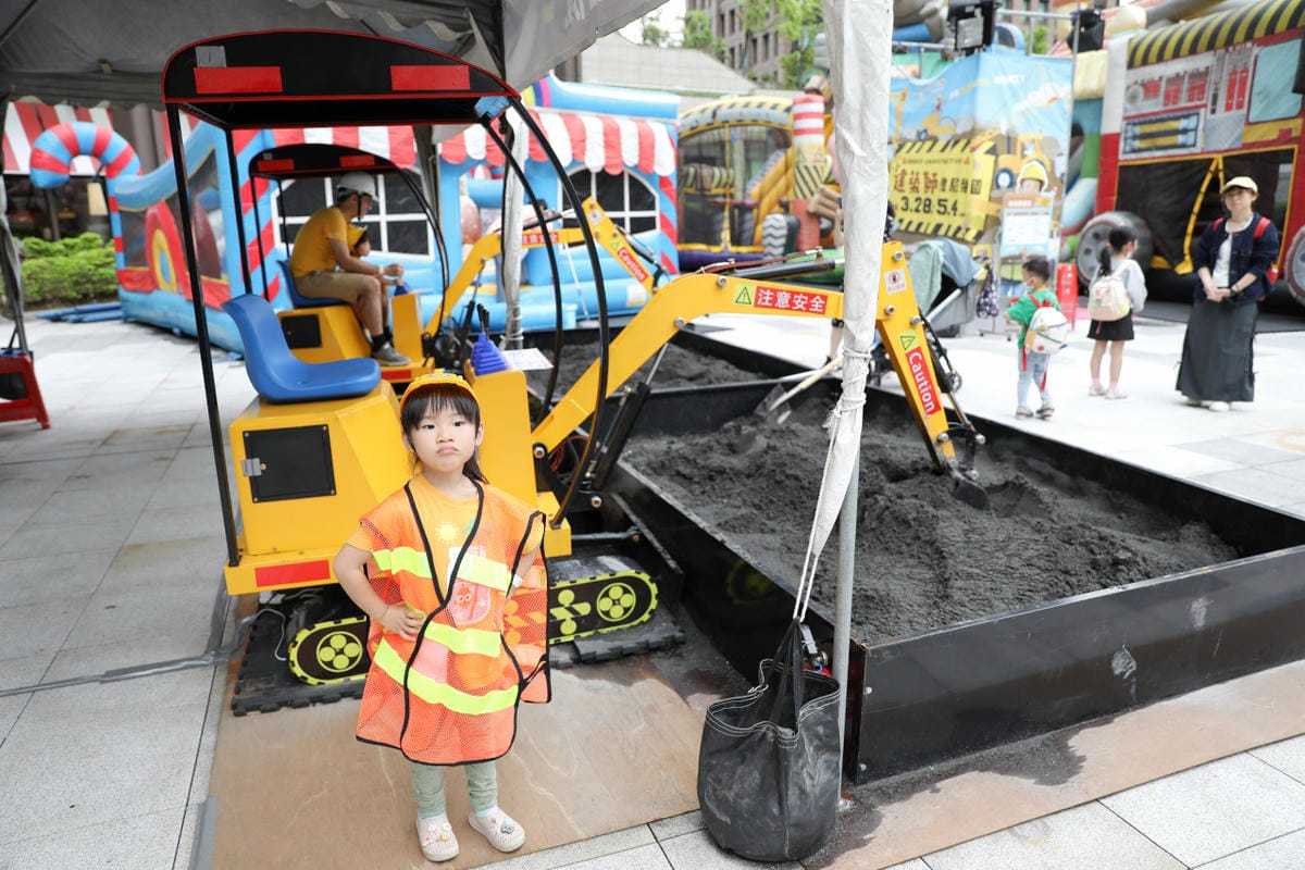 台北期間限定戶外氣墊遊樂場+挖土機操作 小小建築師體驗樂園-統一時代台北場