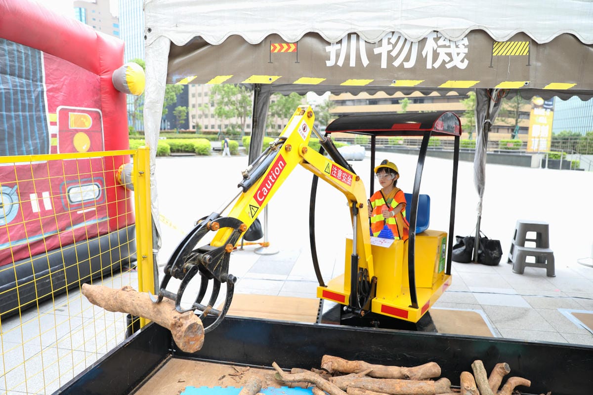 台北期間限定戶外氣墊遊樂場+挖土機操作 小小建築師體驗樂園-統一時代台北場