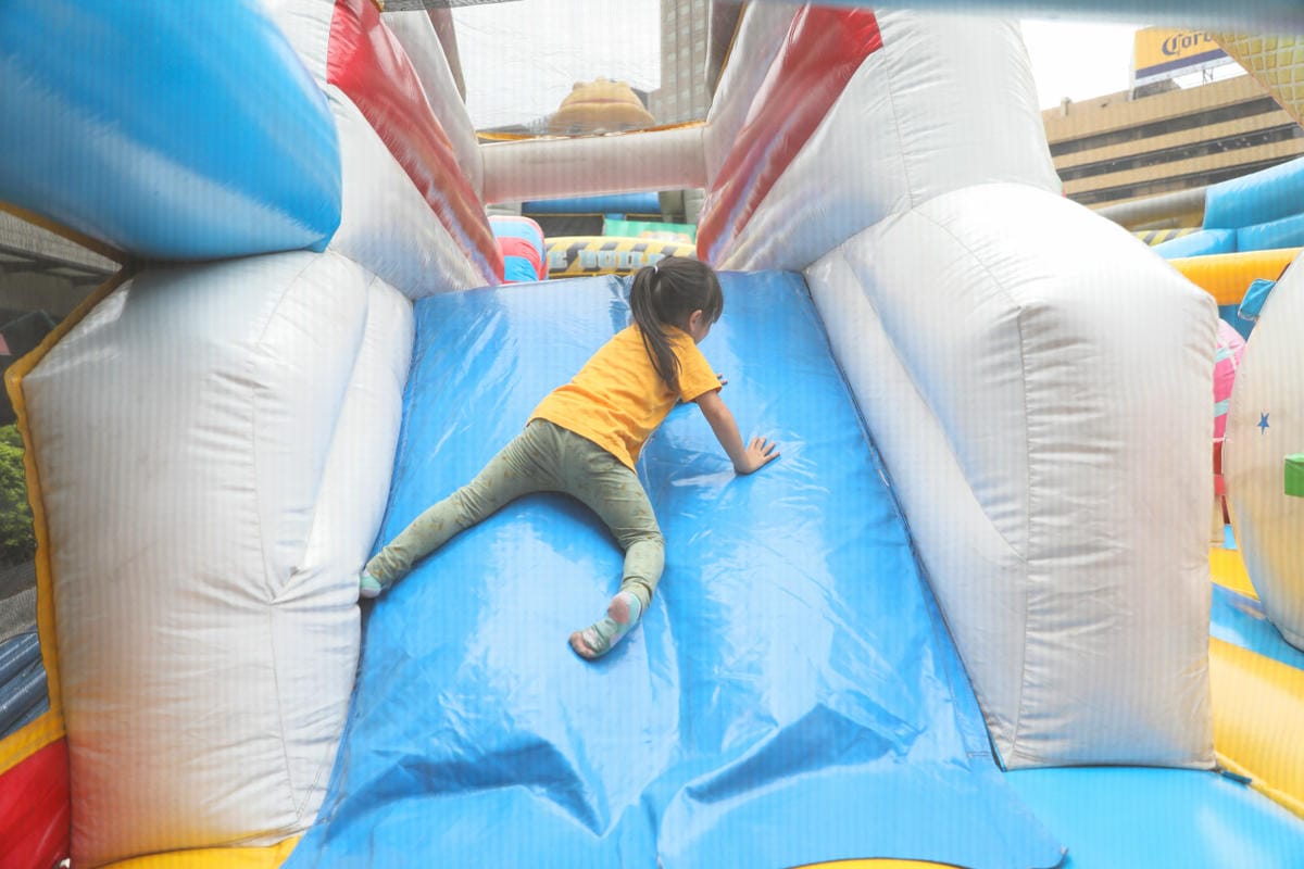台北期間限定戶外氣墊遊樂場+挖土機操作 小小建築師體驗樂園-統一時代台北場