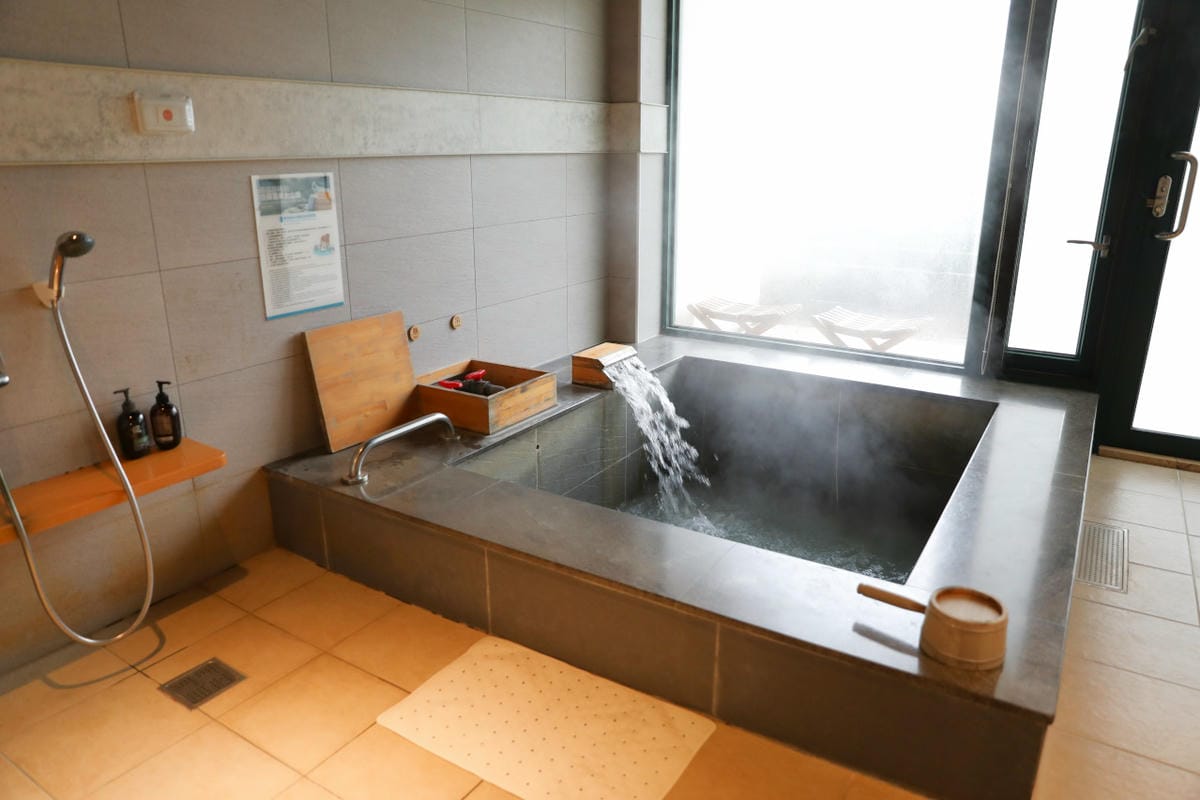 蟬說：暖硫 陽明山溫泉露營推薦! 台北懶人露營一泊二食+圍爐煮茶,帳篷內獨立衛浴