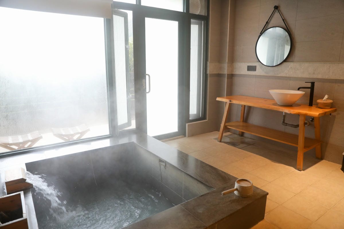 蟬說：暖硫 陽明山溫泉露營推薦! 台北懶人露營一泊二食+圍爐煮茶,帳篷內獨立衛浴