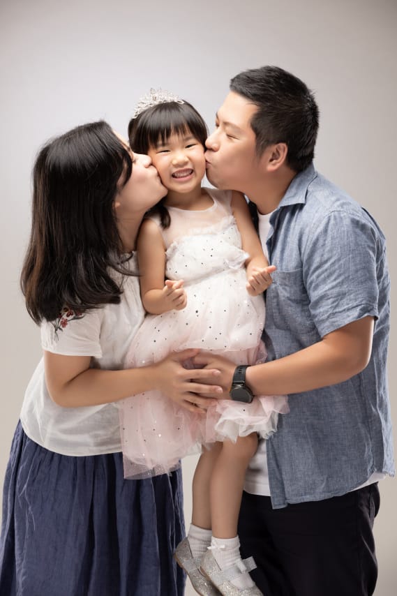 Amber Wedding 攝影工作室 新北婚紗攝影.全家福拍攝推薦! 棚拍.戶外拍攝含妝髮