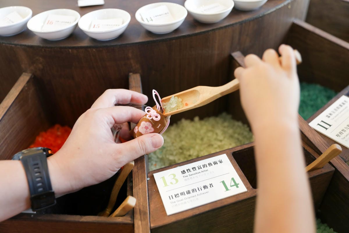 台南親子景點推薦! 安平出張所 水豚親密接觸.12花神誕生鹽御守.魔法水晶瓶DIY,特色伴手禮五行搖搖蝦餅.果乾蜜餞