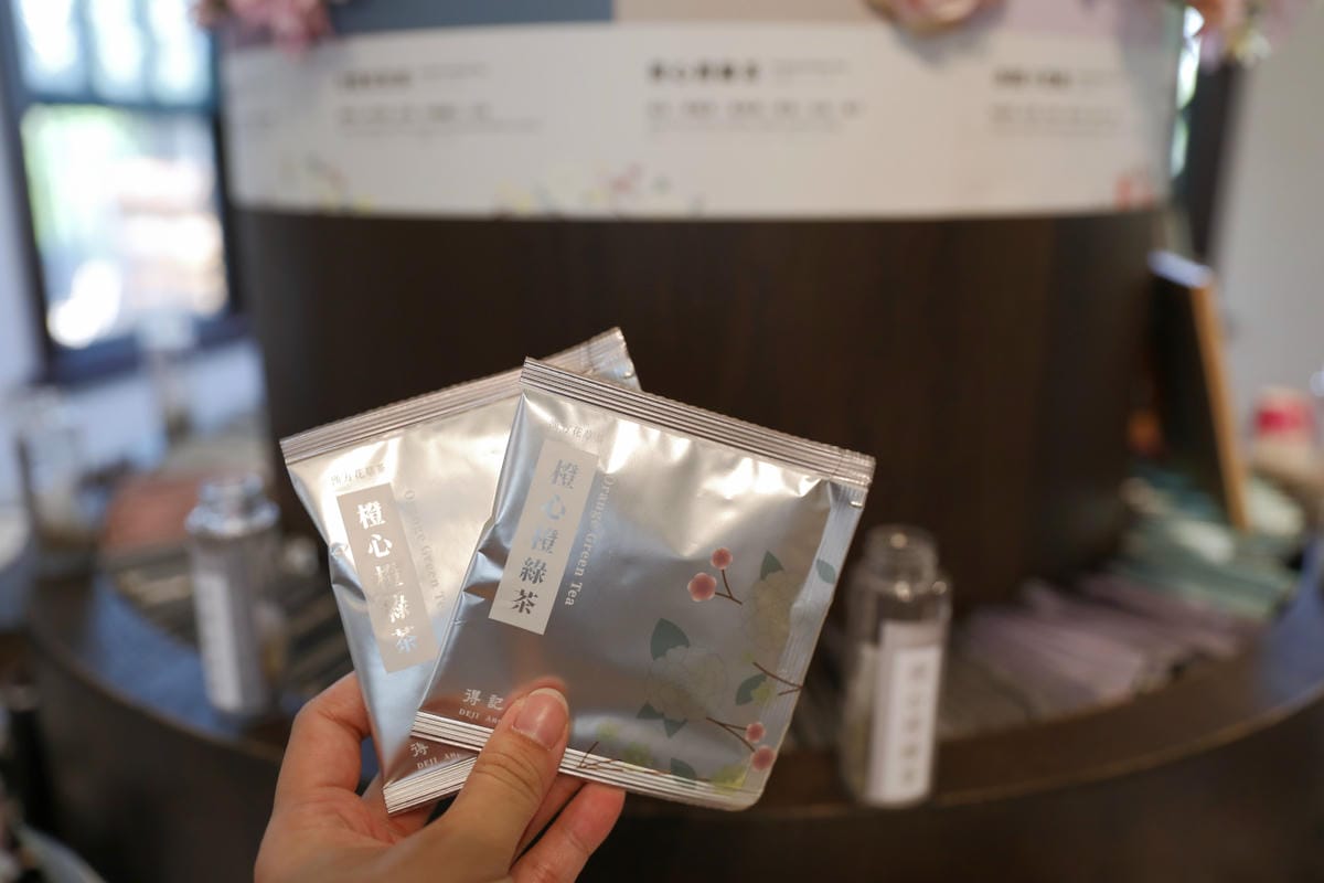 台南親子景點推薦! 安平出張所 水豚親密接觸.12花神誕生鹽御守.魔法水晶瓶DIY,特色伴手禮五行搖搖蝦餅.果乾蜜餞