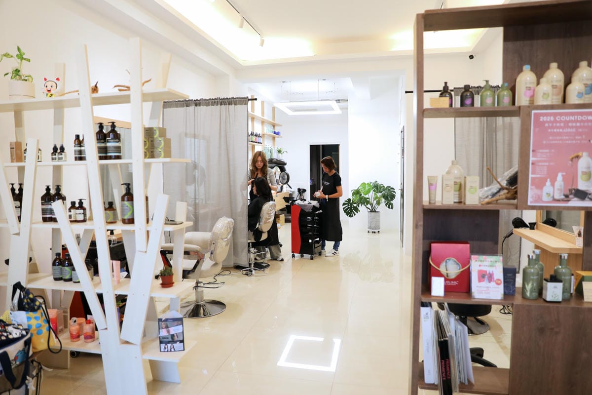 台南 Root Scalp & Hair 專業護髮.染燙髮+頭皮檢測 親子友善沙龍 媽媽剪髮,小孩免費修剪劉海 - 第4張圖 台南 Root Scalp & Hair 專業護髮.染燙髮+頭皮檢測 親子友善沙龍 媽媽剪髮,小孩免費修剪劉海