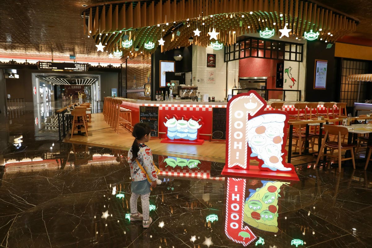 澳門3天2夜親子旅遊住宿推薦! 新濠影滙明星滙 CP值超高親子友善,還有玩具總動員30周年主題展 Spotlight星滙餐廳KKday預訂超方便,爽玩水上樂園.滿紛樂園.8字摩天輪