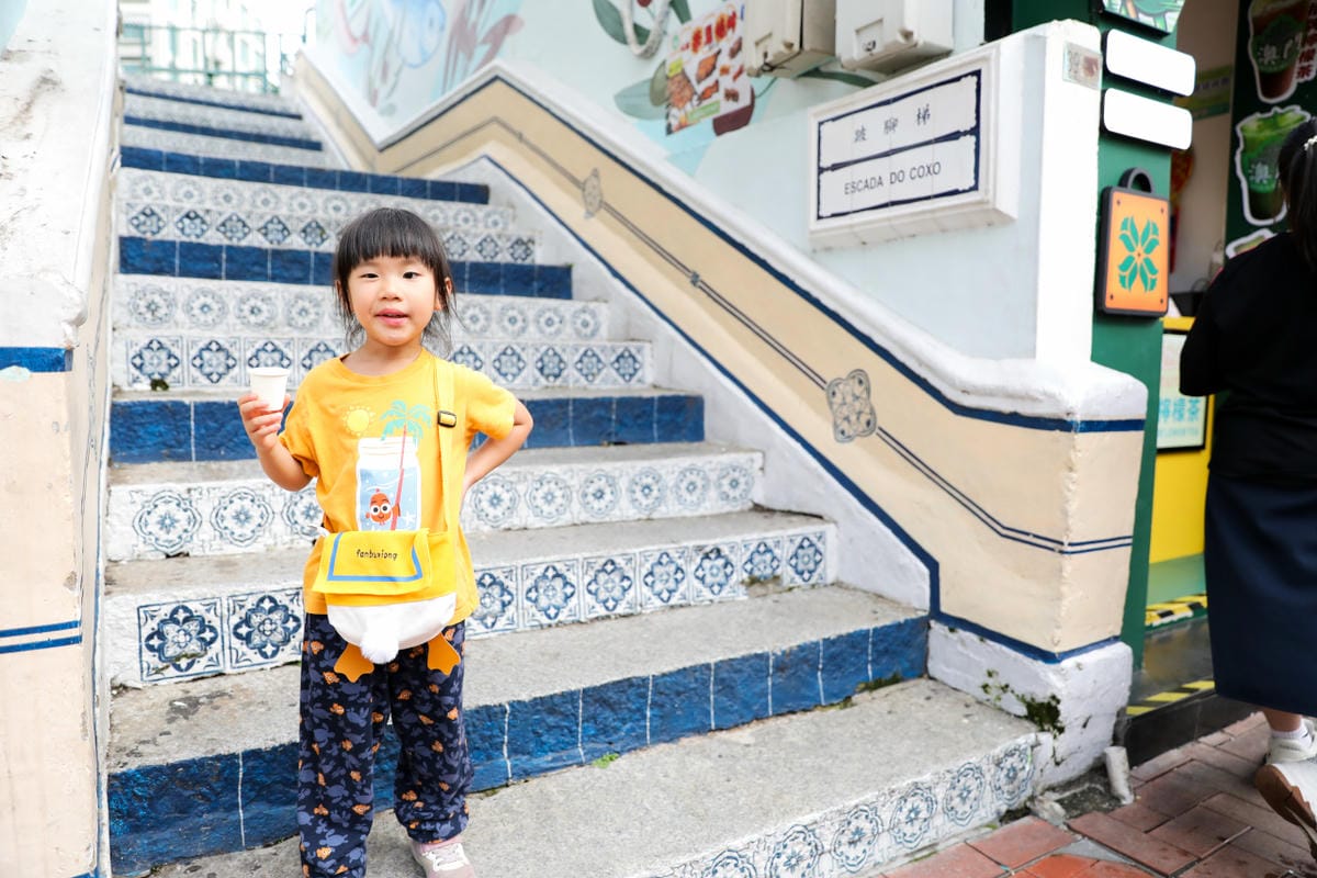 澳門3天2夜親子旅遊行程推薦! 搭輕軌巴士遊澳門 路氹官也街.大三巴牌坊.戀愛巷 吃蛋塔.雞蛋仔.豬扒包.倫記軟滑腸粉