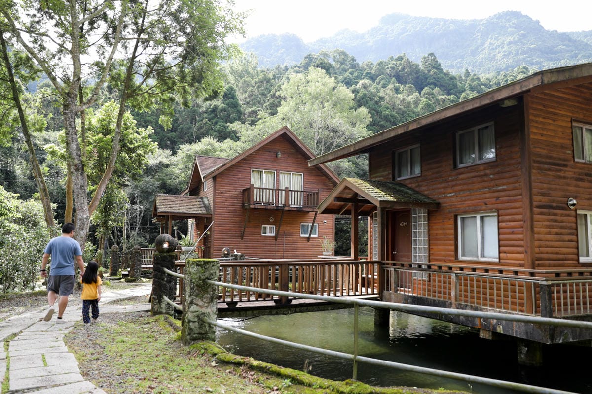 新月塢溫泉會館二訪 夏日夜湯 新竹內灣尖石湯屋泡溫泉推薦! 親子可愛動物區餵食互動體驗