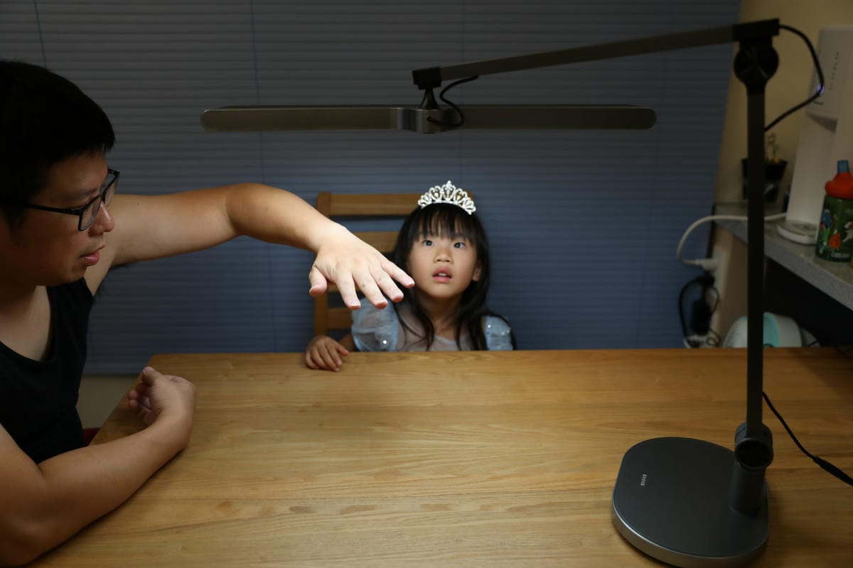 喜光光靈燈|全光譜智能檯燈 NOAH°諾亞灰 智慧50分鐘節律光 健康護眼檯燈開箱 護眼教練模式,守護兒童視力首選! - 第13張圖 喜光光靈燈|全光譜智能檯燈 NOAH°諾亞灰 智慧50分鐘節律光 健康護眼檯燈開箱 護眼教練模式,守護兒童視力首選!