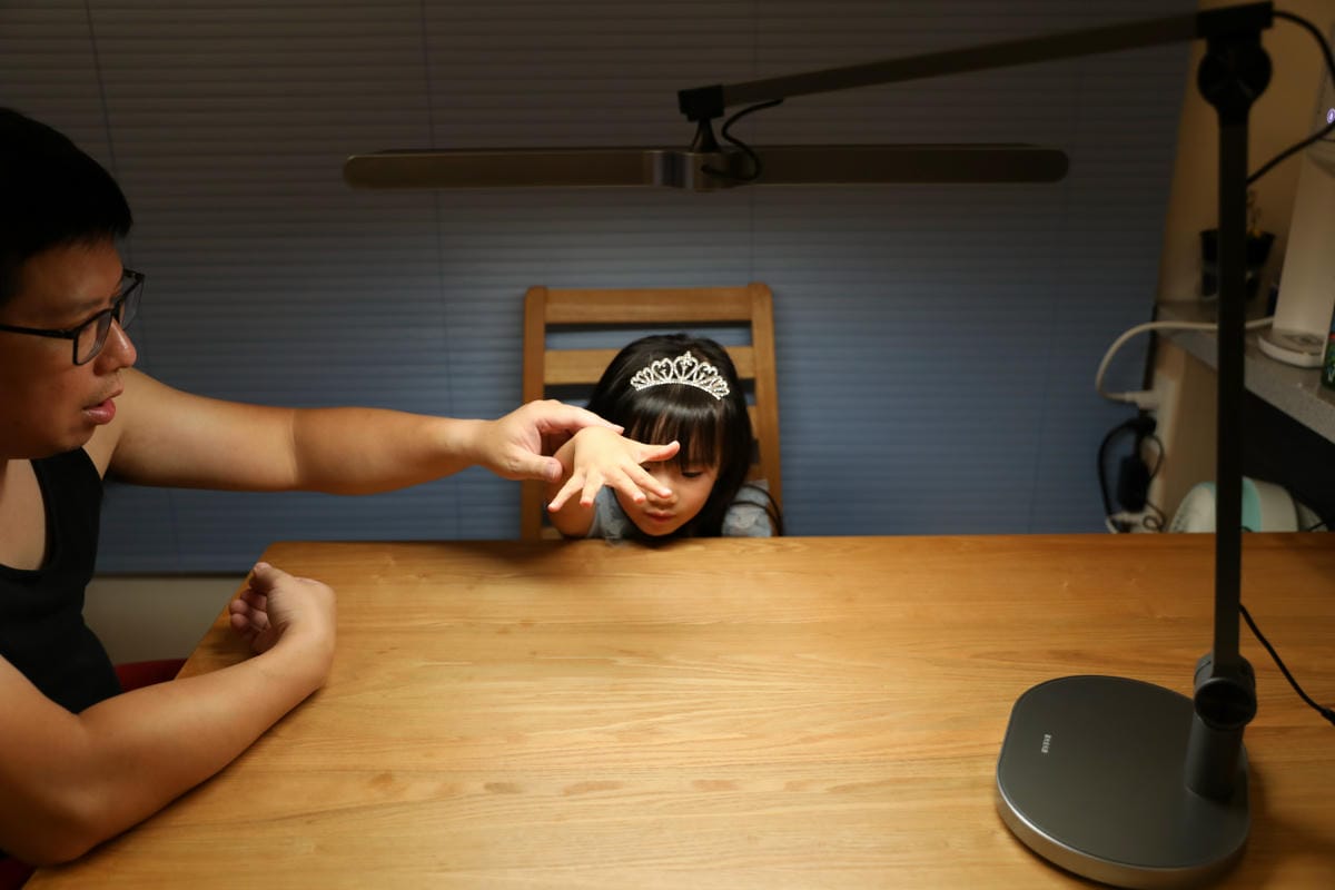 喜光光靈燈|全光譜智能檯燈 NOAH°諾亞灰 智慧50分鐘節律光 健康護眼檯燈開箱 護眼教練模式,守護兒童視力首選! - 第12張圖 喜光光靈燈|全光譜智能檯燈 NOAH°諾亞灰 智慧50分鐘節律光 健康護眼檯燈開箱 護眼教練模式,守護兒童視力首選!