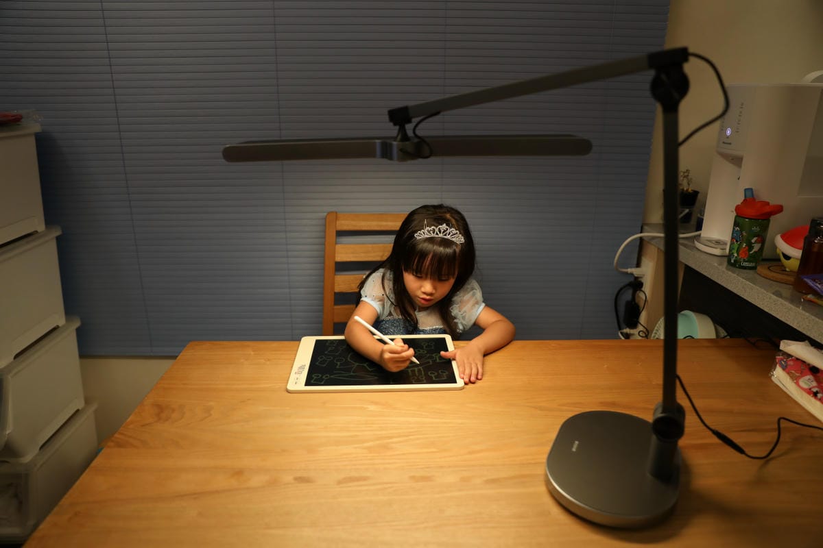 喜光光靈燈|全光譜智能檯燈 NOAH°諾亞灰 智慧50分鐘節律光 健康護眼檯燈開箱 護眼教練模式,守護兒童視力首選! - 第17張圖 喜光光靈燈|全光譜智能檯燈 NOAH°諾亞灰 智慧50分鐘節律光 健康護眼檯燈開箱 護眼教練模式,守護兒童視力首選!