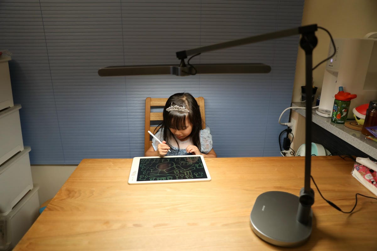 喜光光靈燈|全光譜智能檯燈 NOAH°諾亞灰 智慧50分鐘節律光 健康護眼檯燈開箱 護眼教練模式,守護兒童視力首選! - 第15張圖 喜光光靈燈|全光譜智能檯燈 NOAH°諾亞灰 智慧50分鐘節律光 健康護眼檯燈開箱 護眼教練模式,守護兒童視力首選!