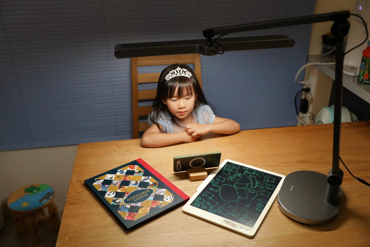 喜光光靈燈|全光譜智能檯燈 NOAH°諾亞灰 智慧50分鐘節律光 健康護眼檯燈開箱 護眼教練模式,守護兒童視力首選! - 第4張圖 喜光光靈燈|全光譜智能檯燈 NOAH°諾亞灰 智慧50分鐘節律光 健康護眼檯燈開箱 護眼教練模式,守護兒童視力首選!