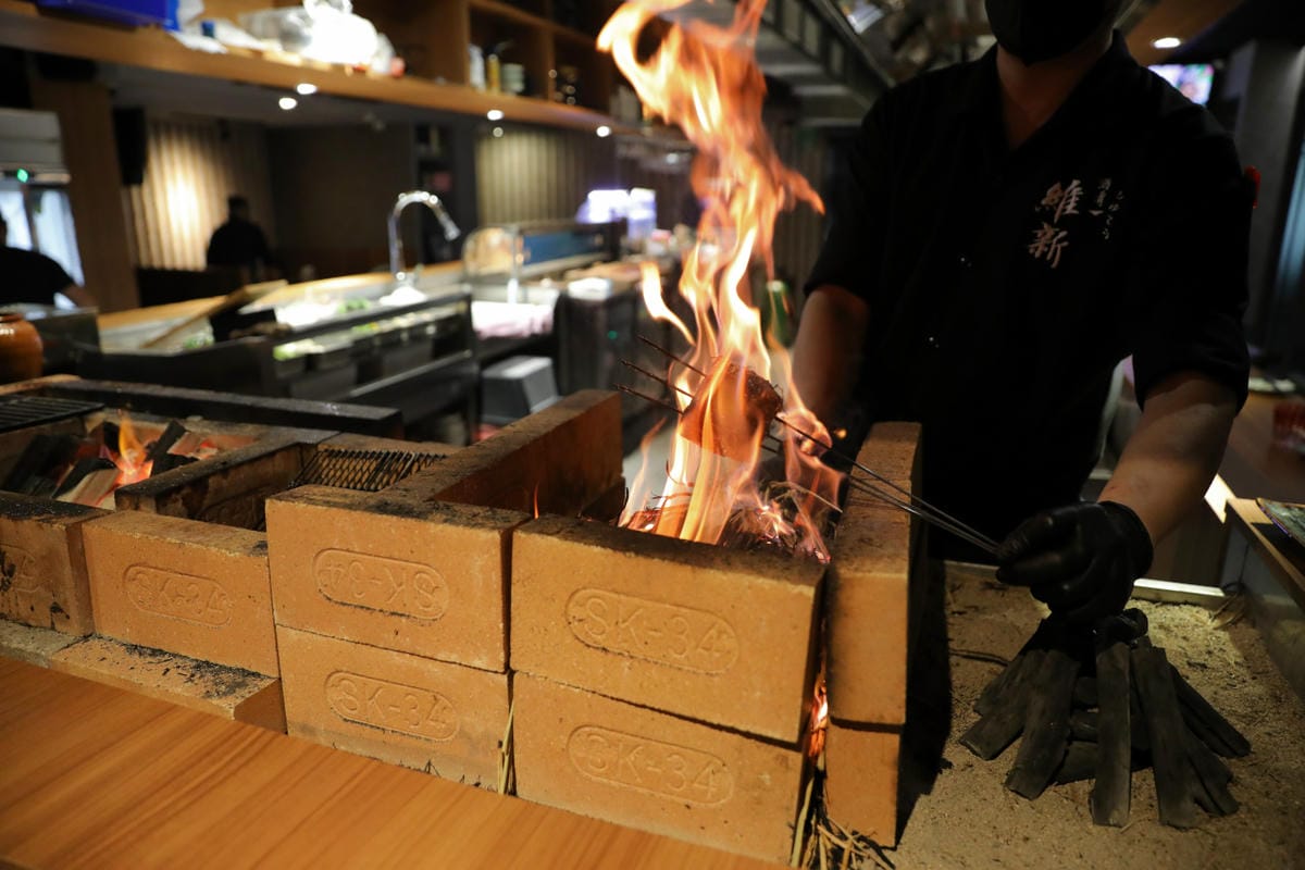 台北深夜食堂推薦! 維新酒餚 松江南京站日式居酒屋 體驗日式酒餚文化 原始燒.稻草燒特色料理
