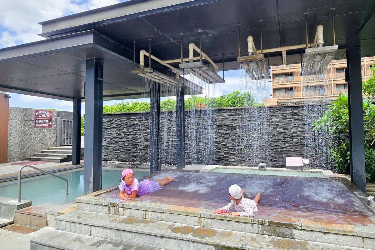 陽明山天籟渡假酒店 SPA水世界 冬天泡溫泉,夏天玩滑水道,竟然還有溫泉魚.遊戲室.滑草 一票玩到底 - 第33張圖 陽明山天籟渡假酒店 SPA水世界 冬天泡溫泉,夏天玩滑水道,竟然還有溫泉魚.遊戲室.滑草 一票玩到底