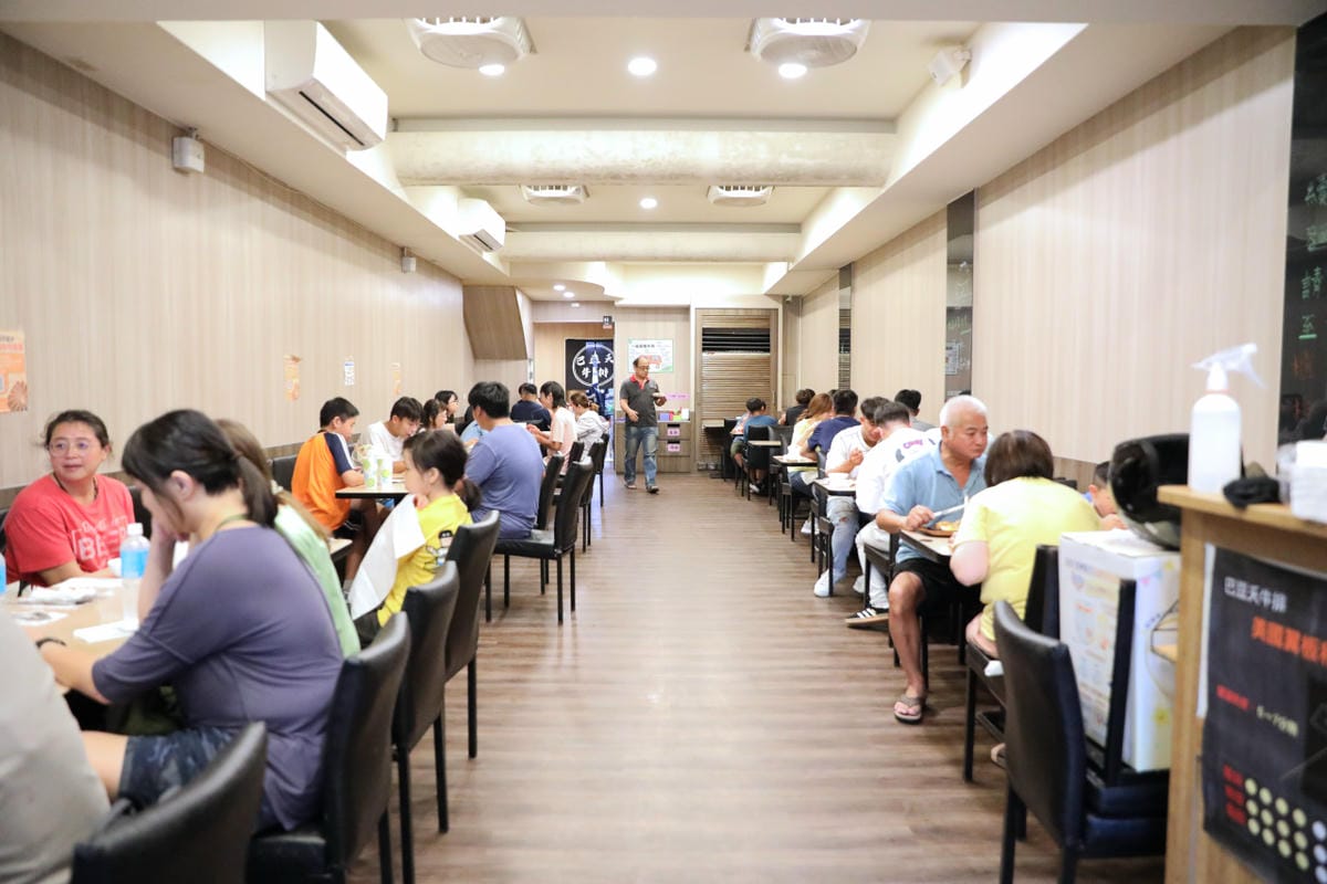 中壢夜市牛排推薦! 巴豆夭牛排館 夜市平價牛排+自助吧 玉米濃湯.吐司.飲料.冰淇淋吃到飽,還能免費續麵 - 第4張圖 中壢夜市牛排推薦! 巴豆夭牛排館 夜市平價牛排+自助吧 玉米濃湯.吐司.飲料.冰淇淋吃到飽,還能免費續麵