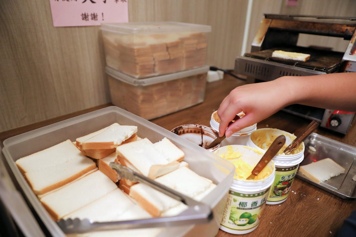 中壢夜市牛排推薦! 巴豆夭牛排館 夜市平價牛排+自助吧 玉米濃湯.吐司.飲料.冰淇淋吃到飽,還能免費續麵 - 第8張圖 中壢夜市牛排推薦! 巴豆夭牛排館 夜市平價牛排+自助吧 玉米濃湯.吐司.飲料.冰淇淋吃到飽,還能免費續麵