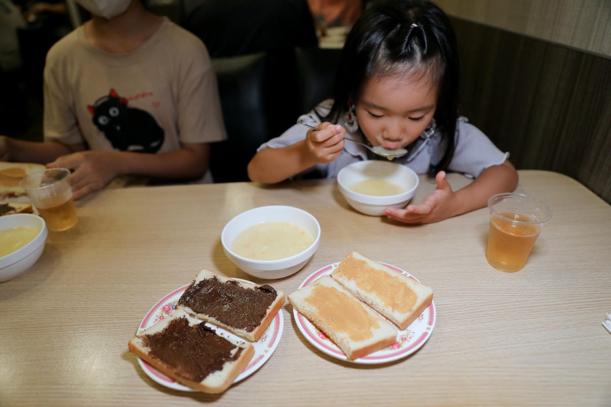 中壢夜市牛排推薦! 巴豆夭牛排館 夜市平價牛排+自助吧 玉米濃湯.吐司.飲料.冰淇淋吃到飽,還能免費續麵 - 第10張圖 中壢夜市牛排推薦! 巴豆夭牛排館 夜市平價牛排+自助吧 玉米濃湯.吐司.飲料.冰淇淋吃到飽,還能免費續麵