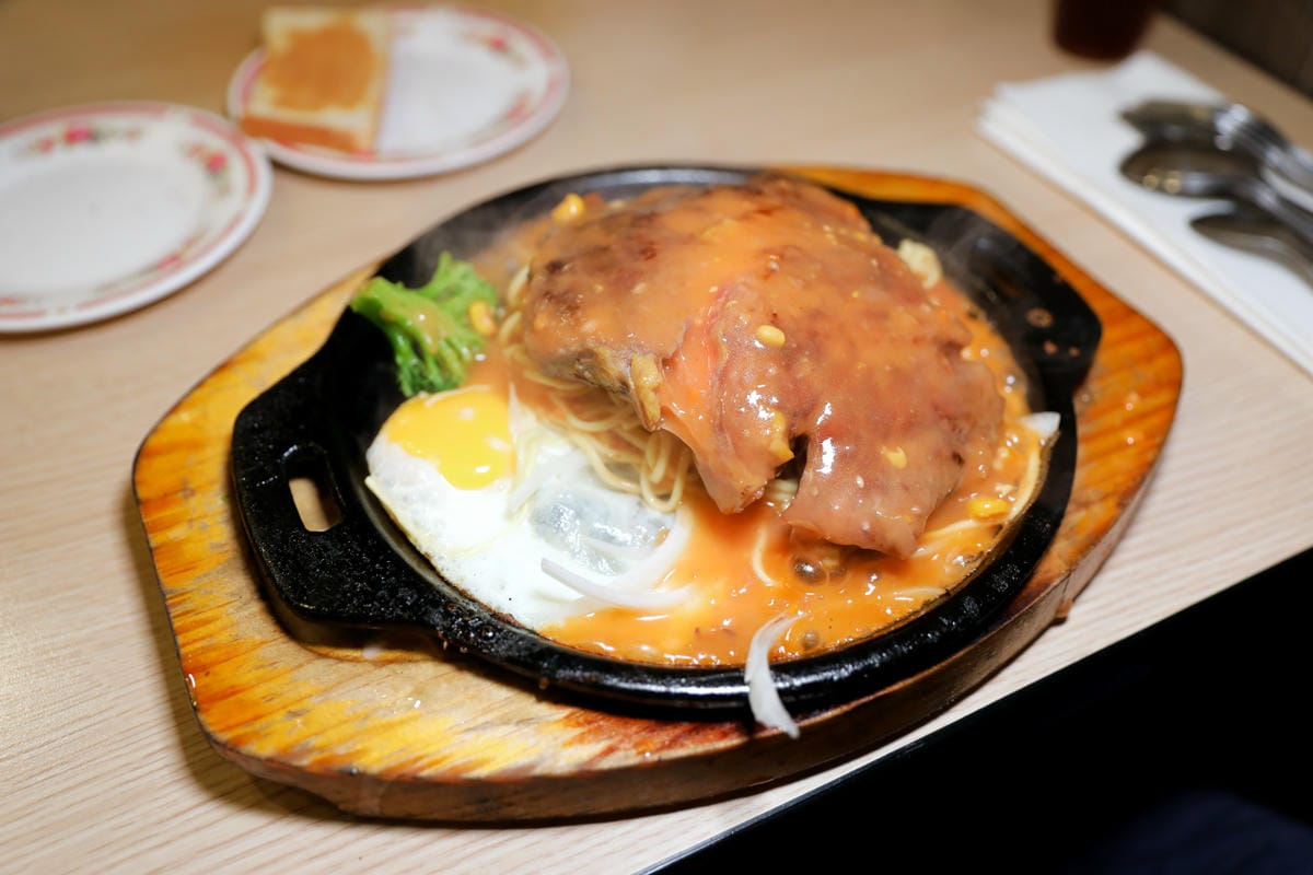 中壢夜市牛排推薦! 巴豆夭牛排館 夜市平價牛排+自助吧 玉米濃湯.吐司.飲料.冰淇淋吃到飽,還能免費續麵 - 第11張圖 中壢夜市牛排推薦! 巴豆夭牛排館 夜市平價牛排+自助吧 玉米濃湯.吐司.飲料.冰淇淋吃到飽,還能免費續麵