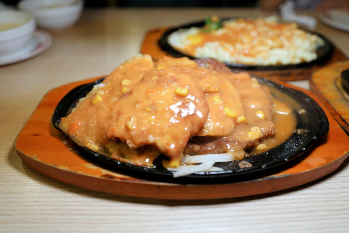 中壢夜市牛排推薦! 巴豆夭牛排館 夜市平價牛排+自助吧 玉米濃湯.吐司.飲料.冰淇淋吃到飽,還能免費續麵 - 第16張圖 中壢夜市牛排推薦! 巴豆夭牛排館 夜市平價牛排+自助吧 玉米濃湯.吐司.飲料.冰淇淋吃到飽,還能免費續麵
