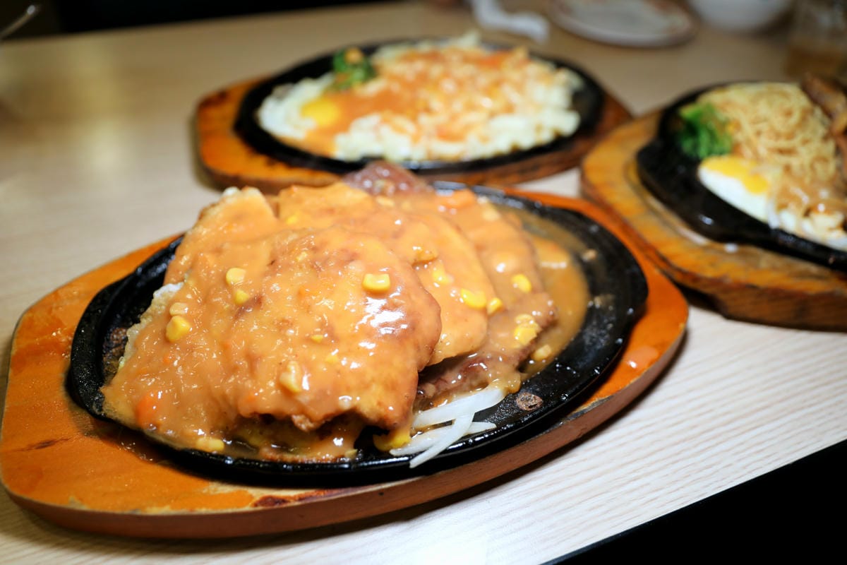 中壢夜市牛排推薦! 巴豆夭牛排館 夜市平價牛排+自助吧 玉米濃湯.吐司.飲料.冰淇淋吃到飽,還能免費續麵 - 第2張圖 中壢夜市牛排推薦! 巴豆夭牛排館 夜市平價牛排+自助吧 玉米濃湯.吐司.飲料.冰淇淋吃到飽,還能免費續麵